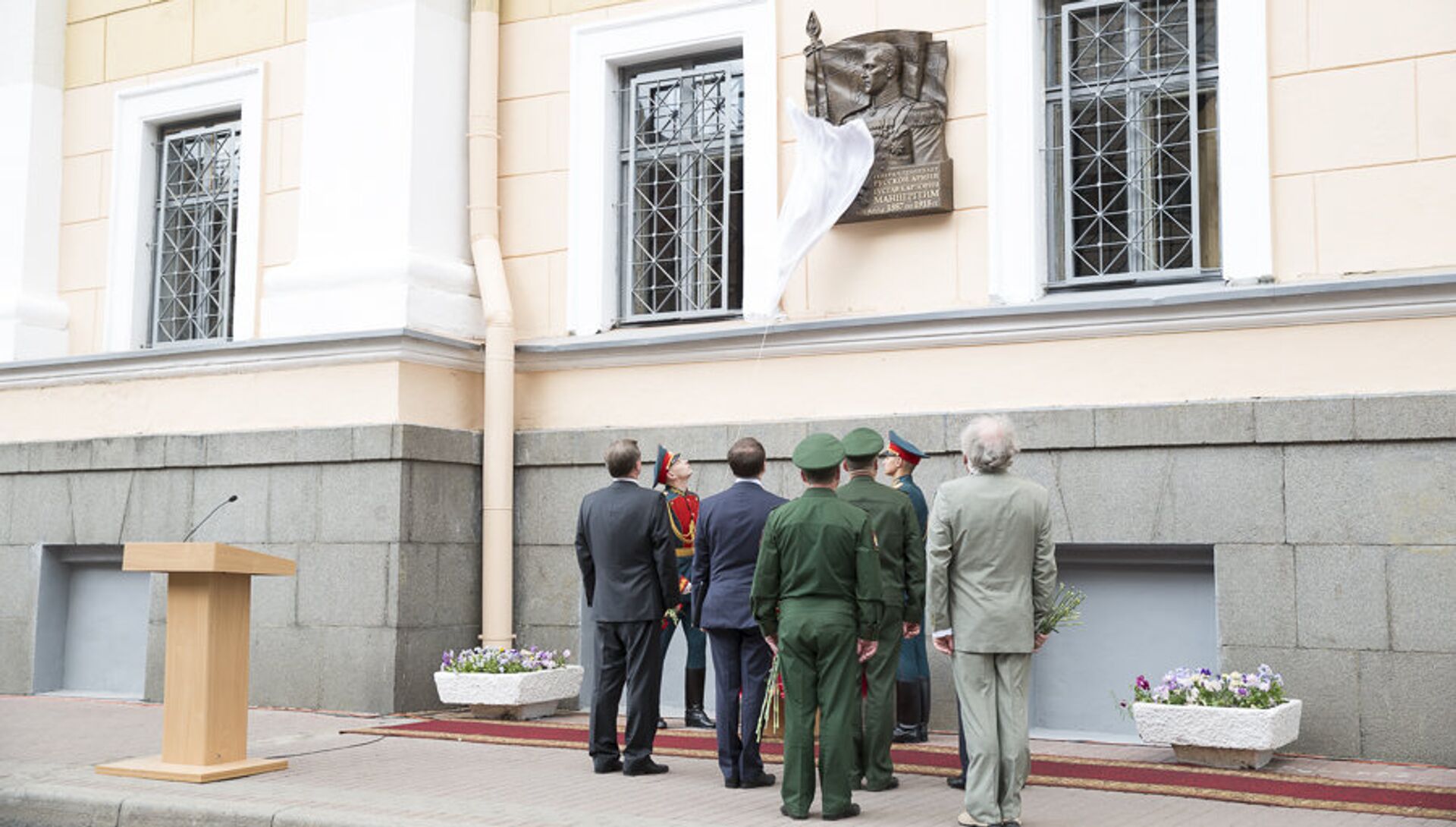 Открытие доски. Памятник Маннергейму в Питере. Мемориальная доска Маннергейму в Санкт-Петербурге. Мемориальная доска Карл Густав Маннергейм в Санкт-Петербурге. Открытие доски Маннергейму в Санкт-Петербурге.