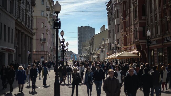 Прохожие на улице Арбат в Москве. Архивное фото