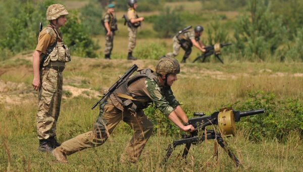 Военнослужащие пограничных войск Украины во время стрельб из 30-мм автоматического станкового гранатомёта (АГС-17) на полигоне в Львовской области