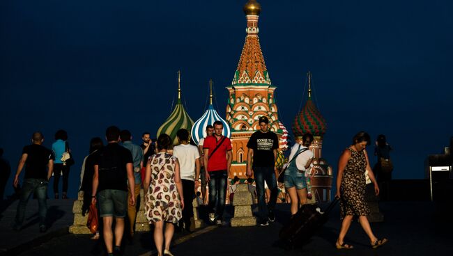 Горожане и туристы на Красной площади в Москве