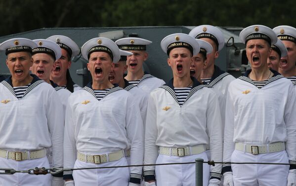 Моряки Балтийского Флота во время генеральной репетиции военно-морского парада
