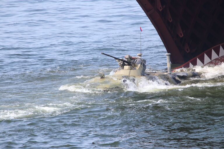 Высадка морского десанта во время генеральной репетиции военно-морского парада