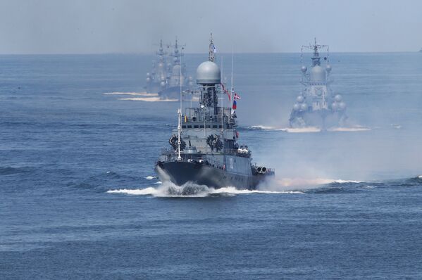 Корабли Балтийского флота во время генеральной репетиции военно-морского парада