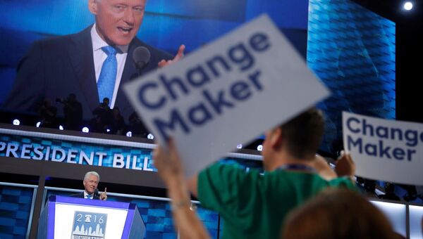 Билл Клинтон обращается к делегатам во время общенационального съезда Демократической партии в Филадельфии. 26 июля 2016