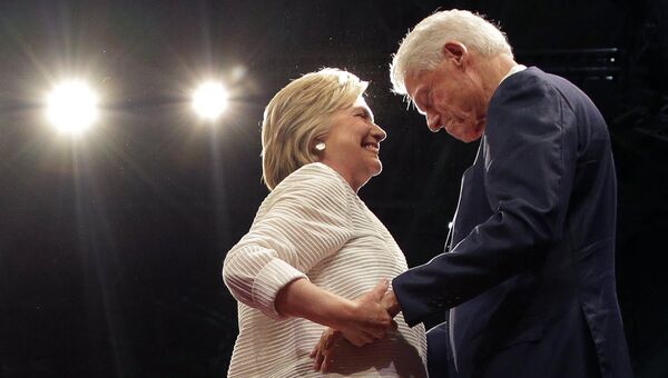 Кандидат в президенты США Хиллари Клинтон с мужем, экс-президентом США Биллом Клинтоном в Нью-Йорке. Архивное фото