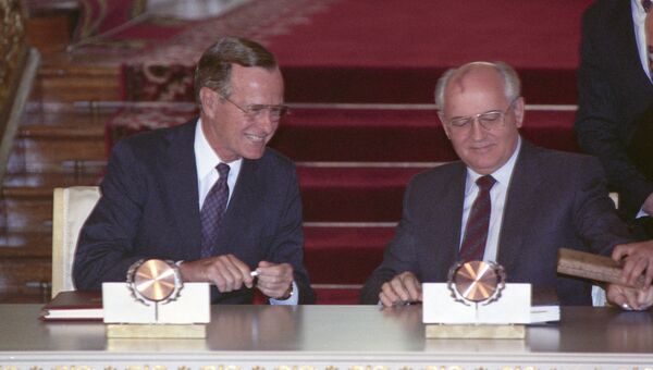 Михаил Горбачев и Джордж Буш-старший во время подписания договора СНВ-1. Архив