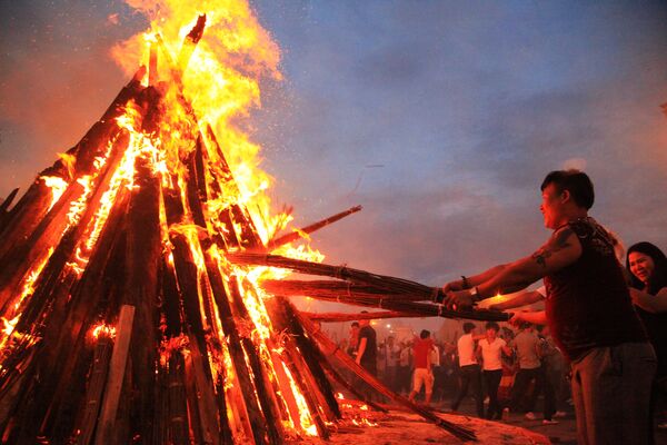 Фестиваль факелов в Сичан, провинция Сычуань