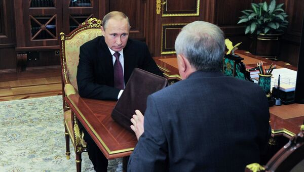 Президент России Владимир Путин и полпред в СЗФО Владимир Булавин во время встречи в Кремле. 27 июля 2016