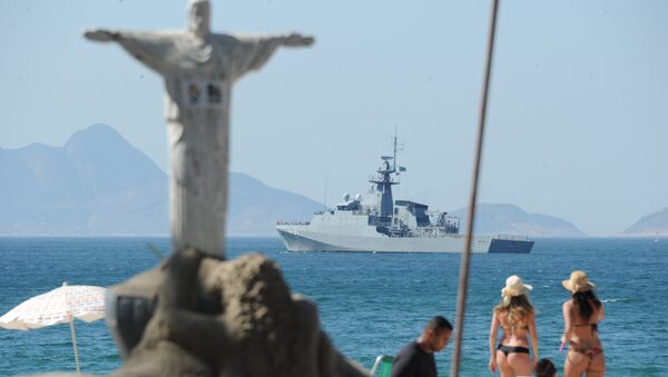 Корабельный дозор патрулирует пляж Капокабана в преддверии Олимпийских игр 2016 года в Рио- де - Жанейро, Бразилия