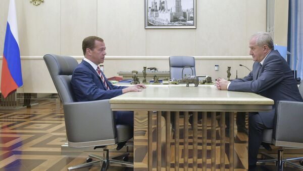 Премьер-министр РФ Д. Медведев встретился с руководителем Федеральной таможенной службы В. Булавиным
