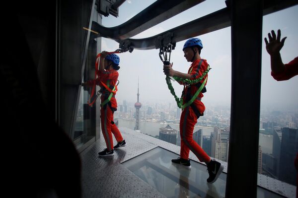 Стеклянная платформа на высоте 340 метров в Шанхае