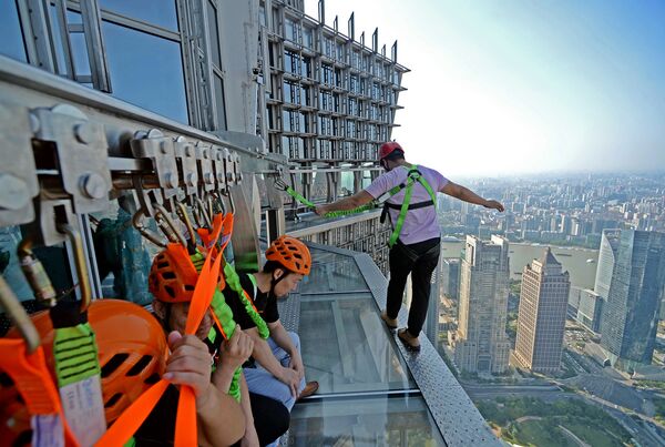 Стеклянная платформа на высоте 340 метров в Шанхае