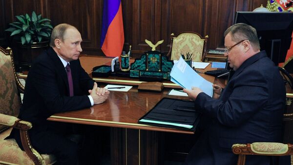 Президент России Владимир Путин и полномочный представитель президента РФ в ЮФО Владимир Устинов во время встречи в Кремле. 27 июля 2016