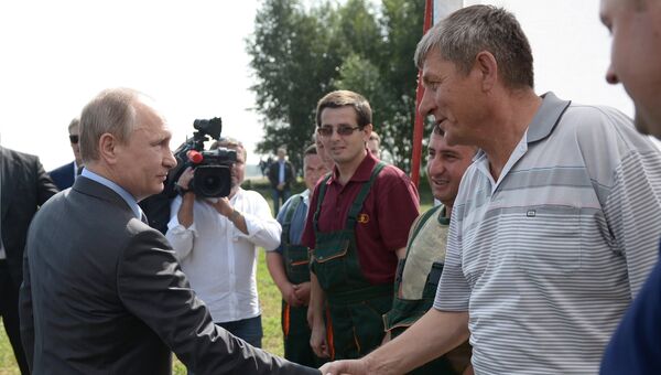 Владимир Путин во время посещения агрофирмы Дмитрова Гора в Тверской области. 28 июля 2016