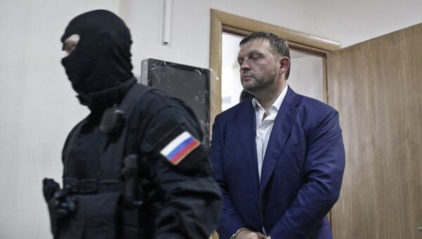 Губернатор Кировской области Никита Белых, обвиняемый по делу о взятке, в Басманном суде. Архивное фото