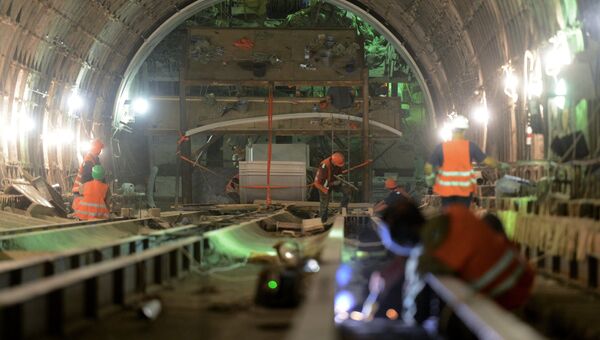 Рабочие ведут строительно-монтажные работы на станции метро Фрунзенская