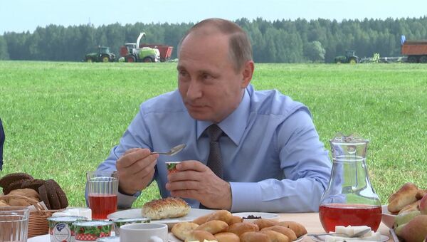 Путин попробовал йогурт из клюквы на обеде с фермерами в Тверской области