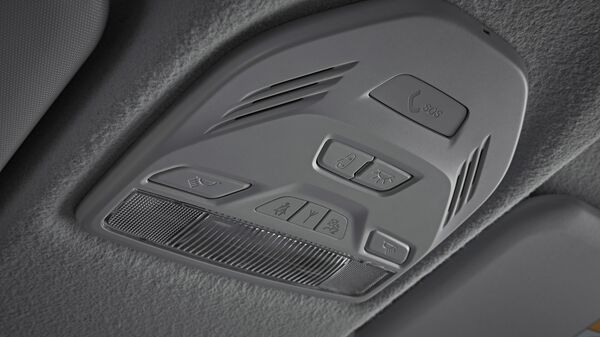 Кнопка системы экстренного оповещения Эра-ГЛОНАСС в салоне автомобиля Lada Vesta