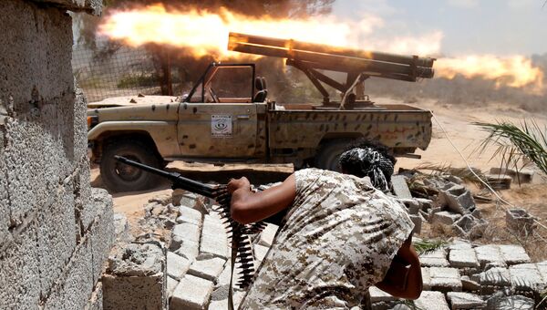 Боец сил, лояльных правительству нацсогласия в Ливии, во время боя с боевиками ИГ в Сирте