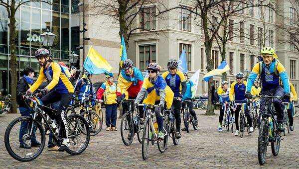 Велосипедисты из Украины во время проведения референдума о соглашении об ассоциации между ЕС и Украиной в Гааге. 3 апреля 2016 года