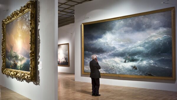 Картины Девятый вал (слева) и Волна Айвазовского, архивное фото