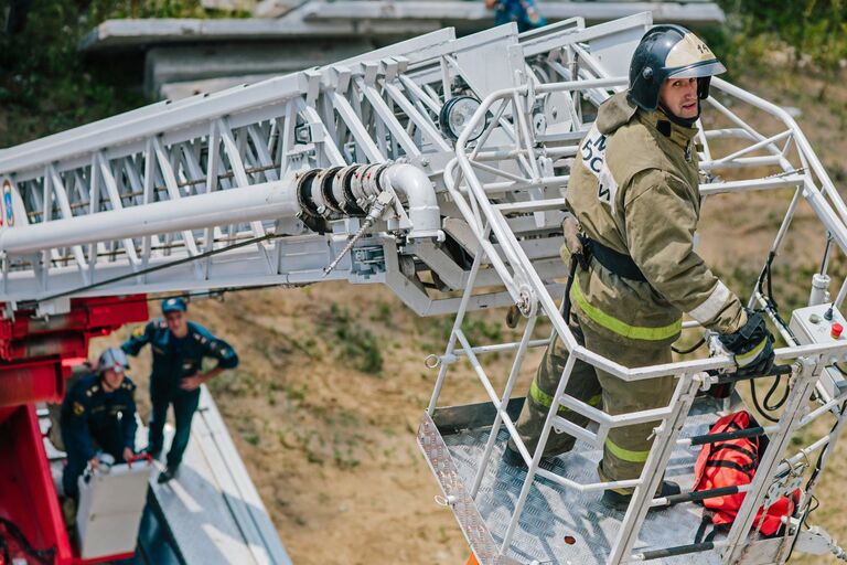 Пожарный расчет во время учений МЧС