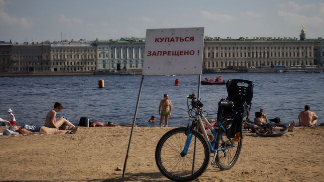 Табличка с надписью Купаться запрещено на пляже у Петропавловской крепости в Санкт-Петербурге. Архивное фото