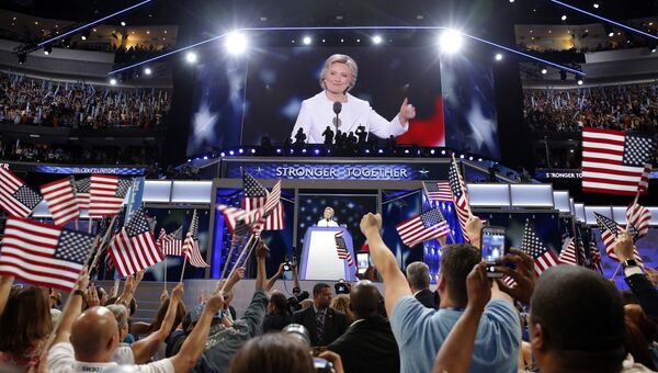 Кандидат Демократической партии в президенты США Хиллари Клинтон выступает на съезде в Филадельфии. Архивное фото