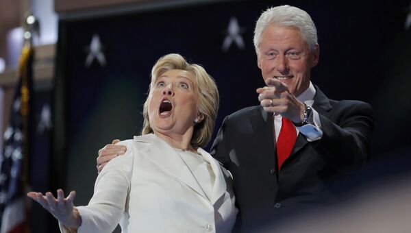 Кандидат в президенты США Хиллари Клинтон и ее супруг экс-президент Билл Клинтон на съезде Демократической партии в Филадельфии. 28 июля 2016