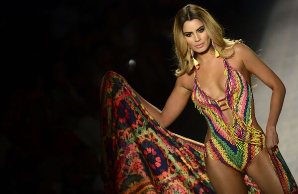 Колумбийская модель Ариадна Гутьеррес во время показа моды Colombiamoda в Медельине