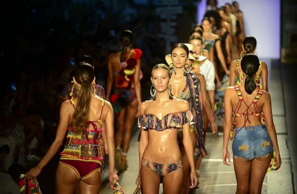 Модели во время показа моды Colombiamoda в Медельине, Колумбия