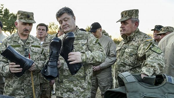 Президент Украины Петр Порошенко во время визита в Житомирскую область