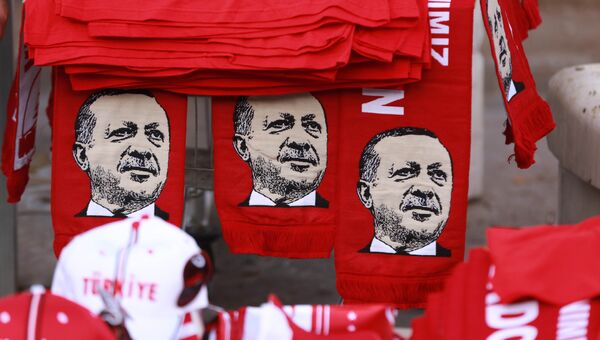 Шарфы с изображением президента Турции Реджепа Эрдогана во время митинга против военного переворота в Анкаре
