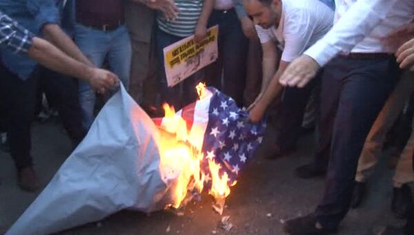 Протестующие сожгли флаг США перед военной базой НАТО в Турции
