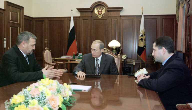 Президент России Владимир Путин во время встречи с главой Чеченской Республики Ахматом Кадыровым и председателем Правительства Чеченской республики Михаилом Бабичем в Кремле. 15 декабря 2002 года Президент России Владимир Путин во время встречи с главой Чеченской Республики Ахматом Кадыровым и председателем Правительства Чеченской республики Михаилом Бабичем в Кремле. 15 декабря 2002 года
