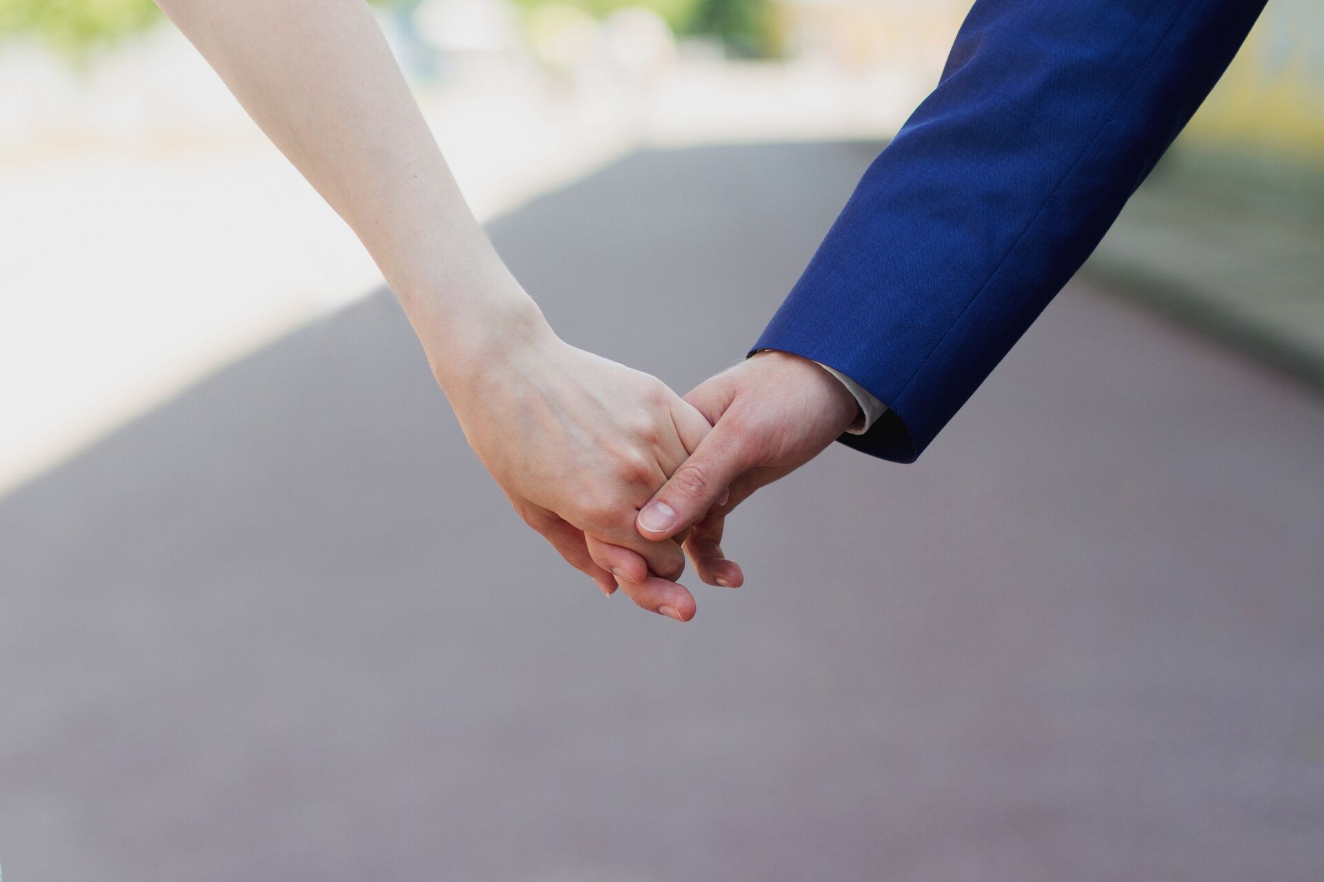 Влюбленные держатся за руки Влюбленные держатся за руки - РИА Новости, 1920, 17.12.2025