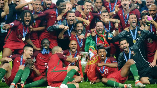 Игроки сборной Португалии на церемонии награждения чемпионата Европы по футболу - 2016 после финального матча между сборными командами Португалии и Франции