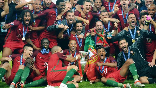 Игроки сборной Португалии на церемонии награждения чемпионата Европы по футболу - 2016 после финального матча между сборными командами Португалии и Франции