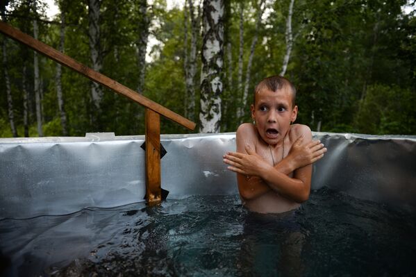 Мальчик в купели у источника в деревне Ермачиха в Новосибирской области