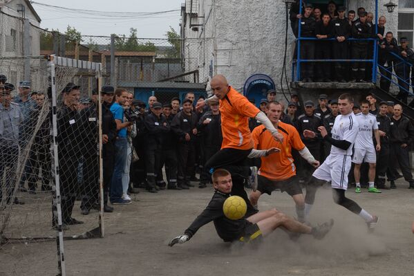 Осужденные во время турнира по мини-футболу в исправительной колонии № 2 ГУФСИН по Новосибирской области