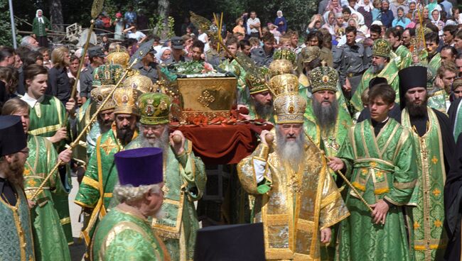 На церемонии переноса мощей Преподобного Серафима Саровского. Архив