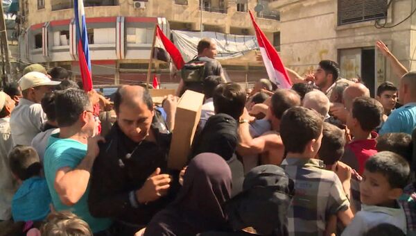 Сирийцы в Алеппо расталкивали друг друга в очереди за гумпомощью из России