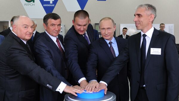 Владимир Путин во время запуска нового проекта публичного акционерного общества Акрон. Архивное фото