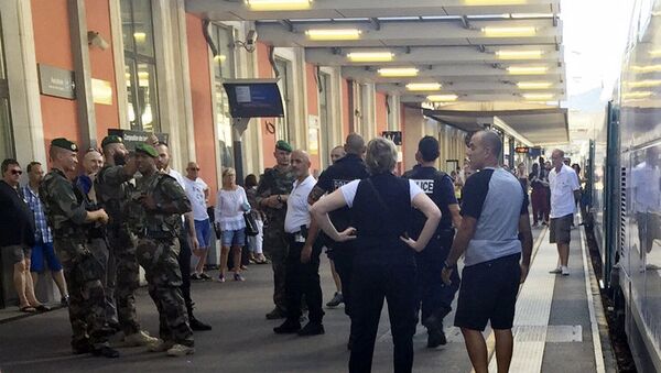 Солдаты и полицейские на платформе вокзала в Тулоне