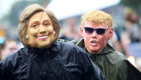 Протестующие в масках Хиллари Клинтон и Дональда Трампа. 30 июля 2016