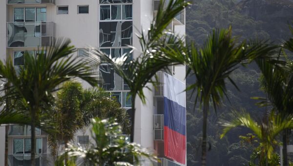 Флаг России на здании в Олимпийской деревне в Рио-де-Жанейро.