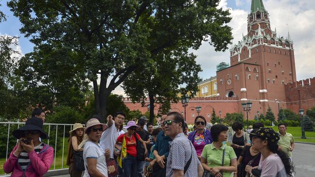 Туристы в Александровском саду в Москве. Архивное фото