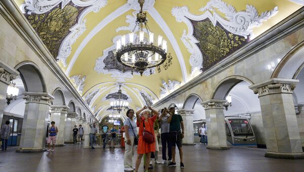 Туристы на станции Комсомольская кольцевой линии Московского метрополитена.