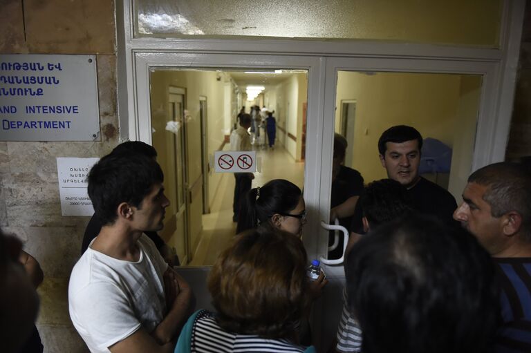 Ситуация близ захваченного в Ереване здания полка полиции. Июль 2016 года 