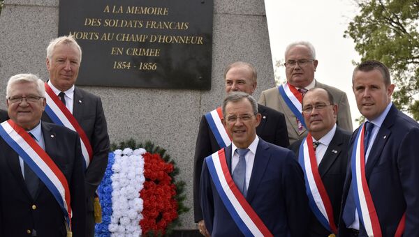 Делегаты парламента Франции у мемориала на французском воинском кладбище в Севастополе.  Архивное фото